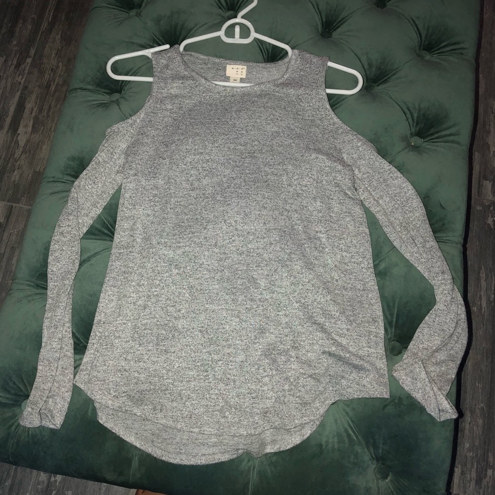💕Cold shoulder lightweight sweater/shirt 💕